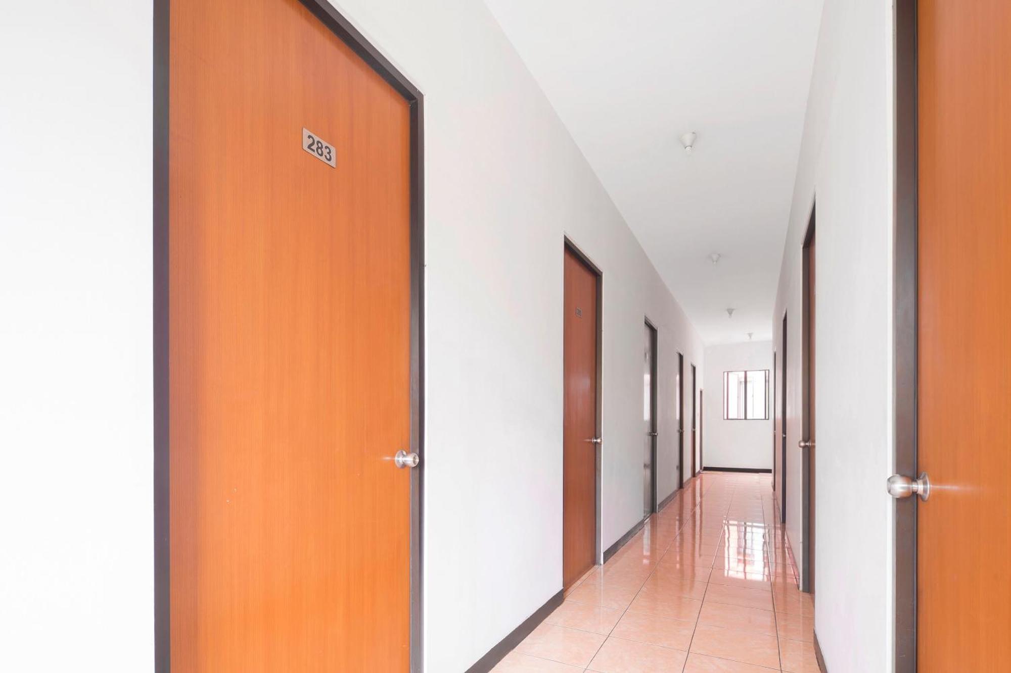 Super Oyo 866 Idola Residence Джакарта Экстерьер фото