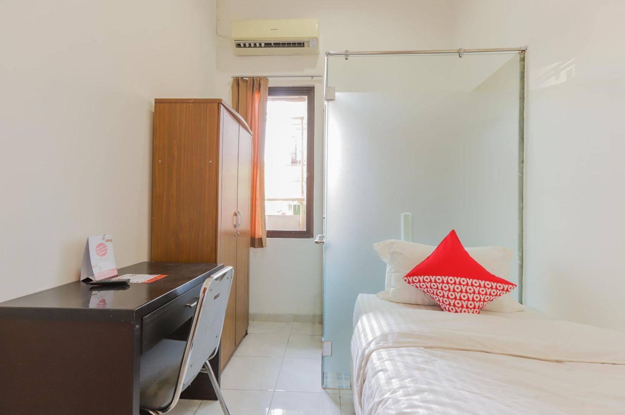 Super Oyo 866 Idola Residence Джакарта Экстерьер фото