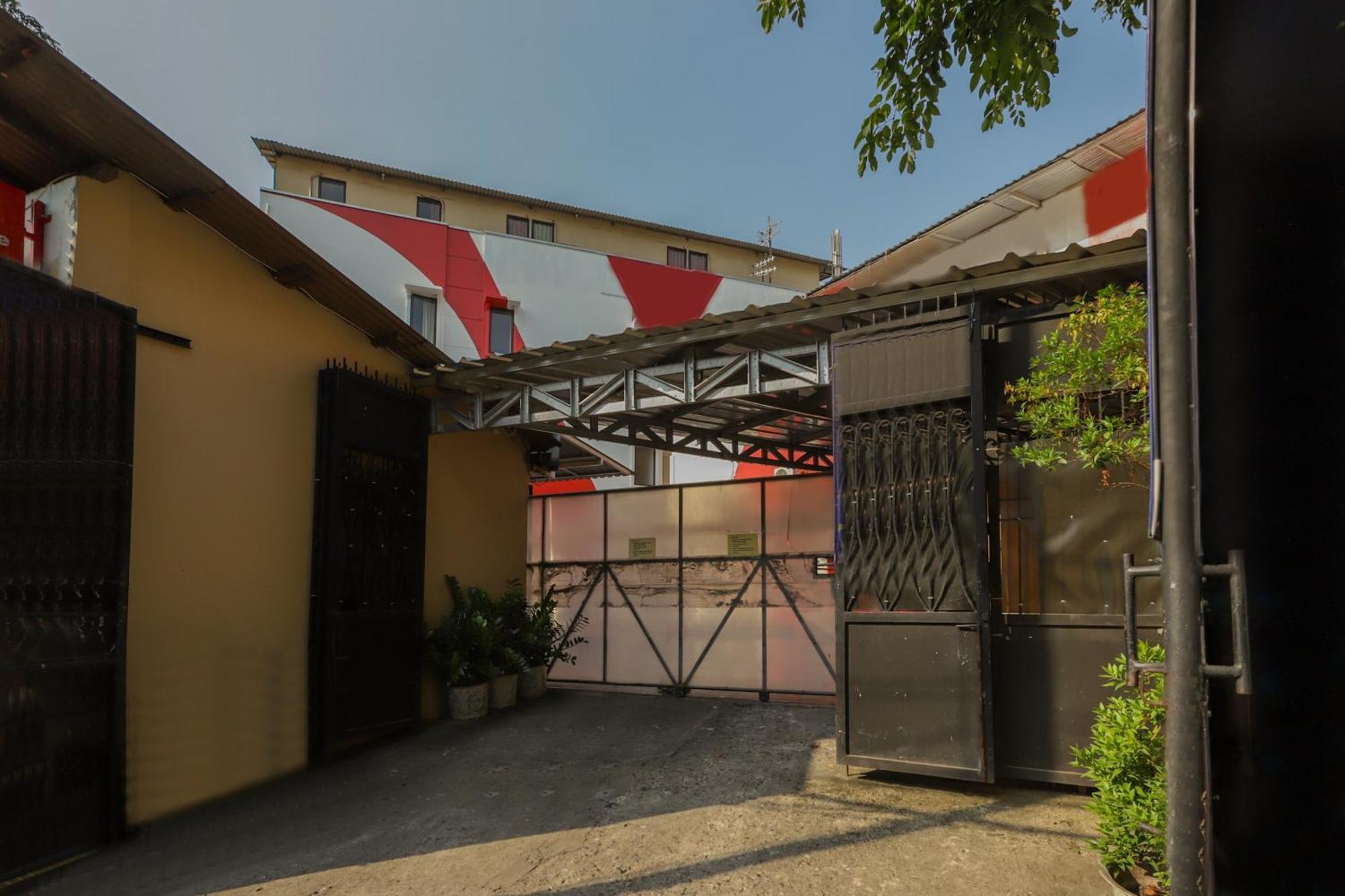Super Oyo 866 Idola Residence Джакарта Экстерьер фото